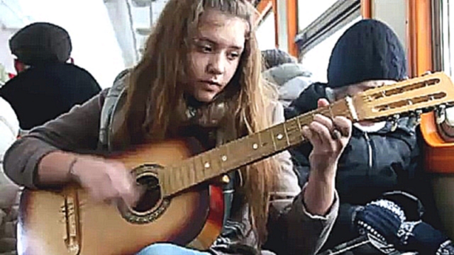 Музыкальный видеоклип Девчонка круто играет на гитаре и поёт на французском... 
