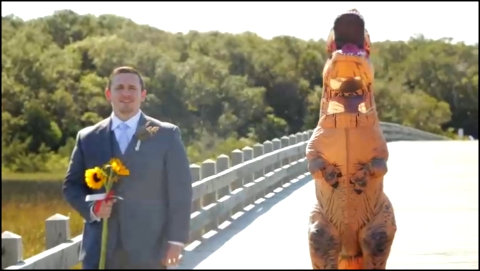 Невеста пришла на свадьбу в костюме тираннозавра 