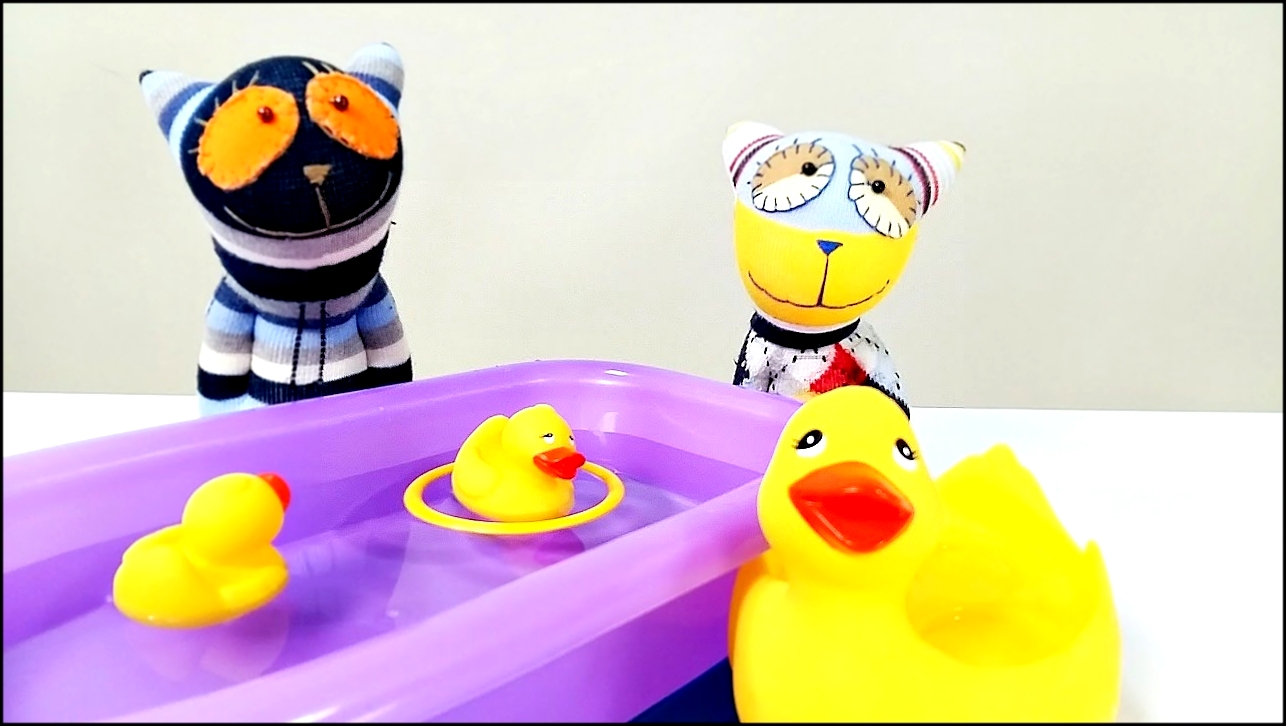 Видео с игрушками. Котята Мур и Мяу играют с уточками. Развивающее видео для детей. 