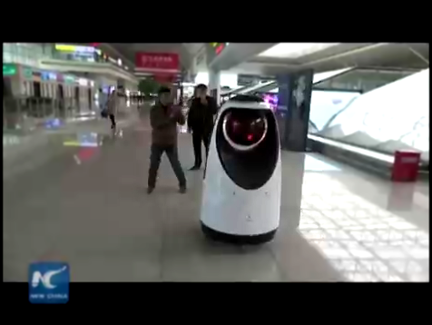 Робот-коп распознает преступников и преследует их 