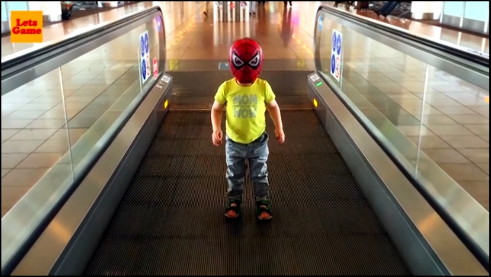 Маленький Человек Паук SpiderMan летит в Турцию 