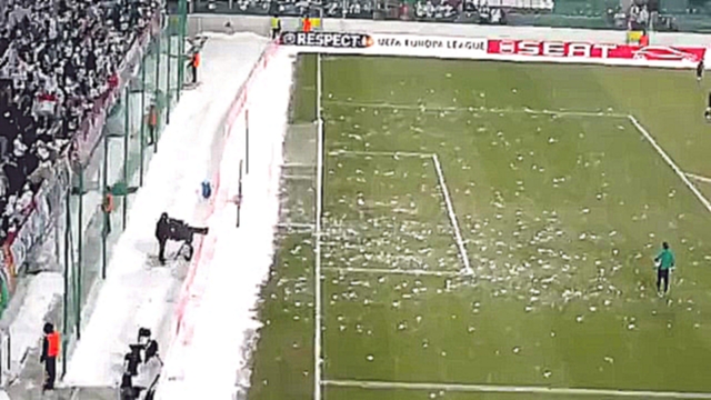 Футболистов закидали снежками во время матча   