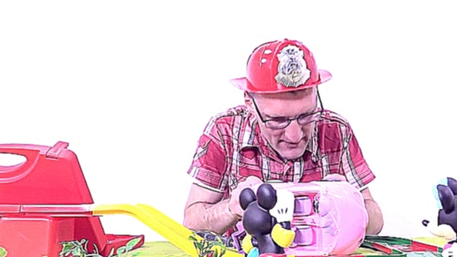 Видео для детей с Микки Маусом: Игры для мальчиков. Спасатель Игрушек ремонтирует машинку 