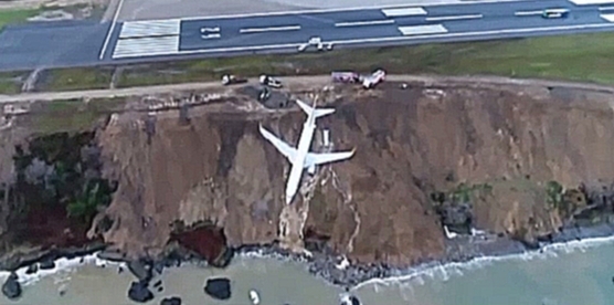 Музыкальный видеоклип В Турции самолет едва не съехал со склона в море 