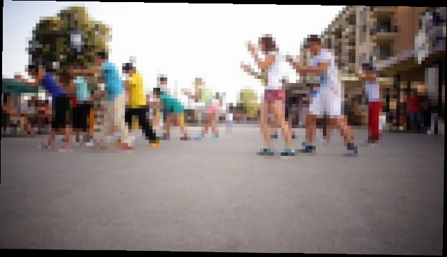 Музыкальный видеоклип Танцевальный флешмоб под дабстеп в Болгарии (школа Дракона) 