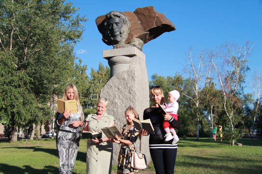 На фоне Пушкина снимается семейство фото Олег Погудин