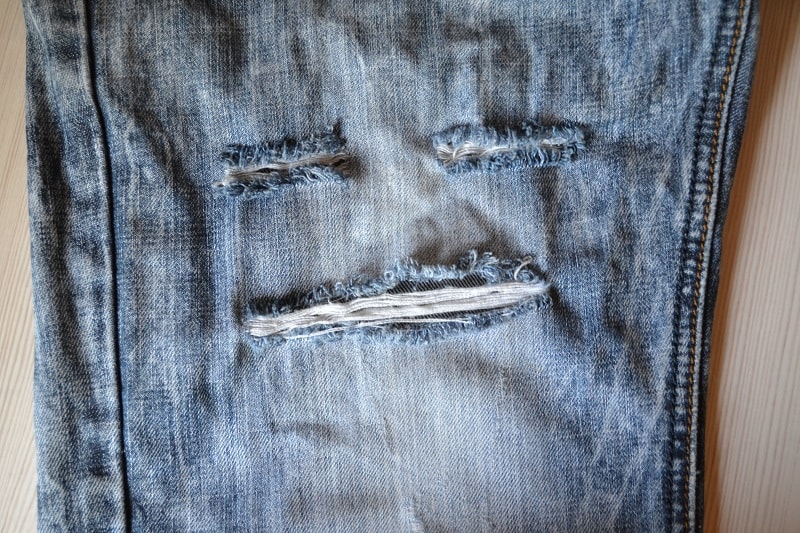 Рваные джинсы (цензура) фото Элджей